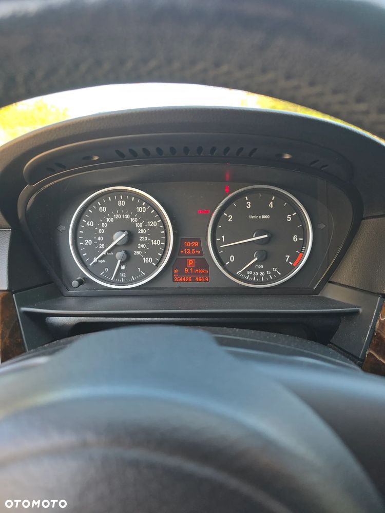 BMW Seria 5 550i - 7