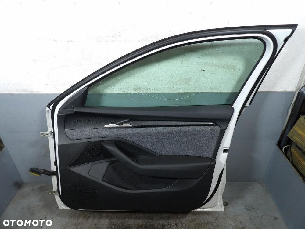 SKODA SUPERB IV 4 KOMBI DRZWI PRZÓD PRAWE  LC9A - 8