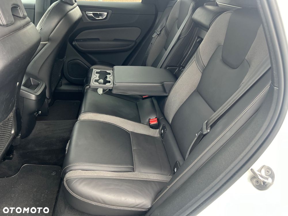 Volvo XC 60 B4 D AWD Plus Dark - 13