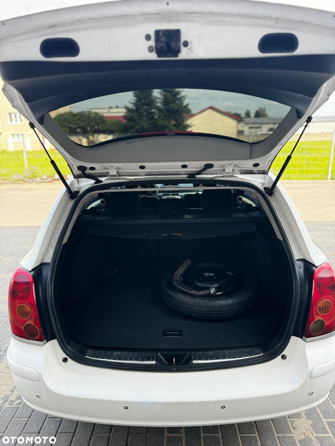 Toyota Avensis 1.8 VVT-i Luna - 11