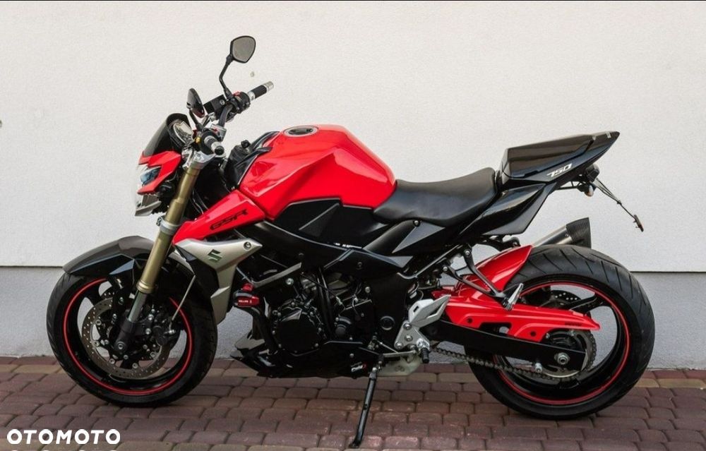 Suzuki GSR - 14