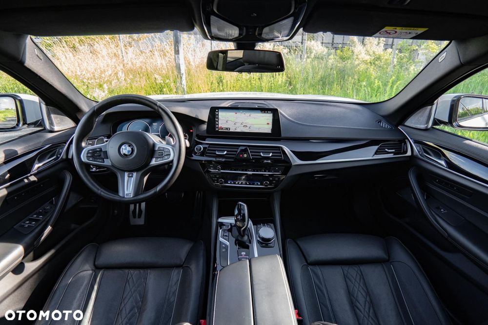 BMW Seria 5 M550i xDrive sport - 11