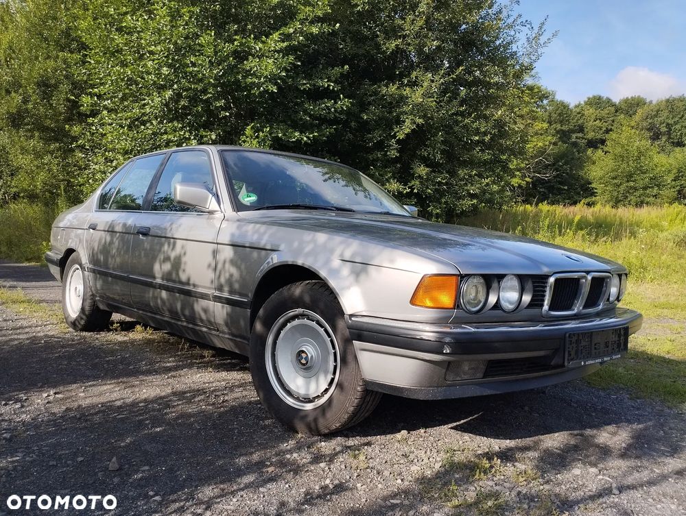 BMW Seria 7 750i - 8
