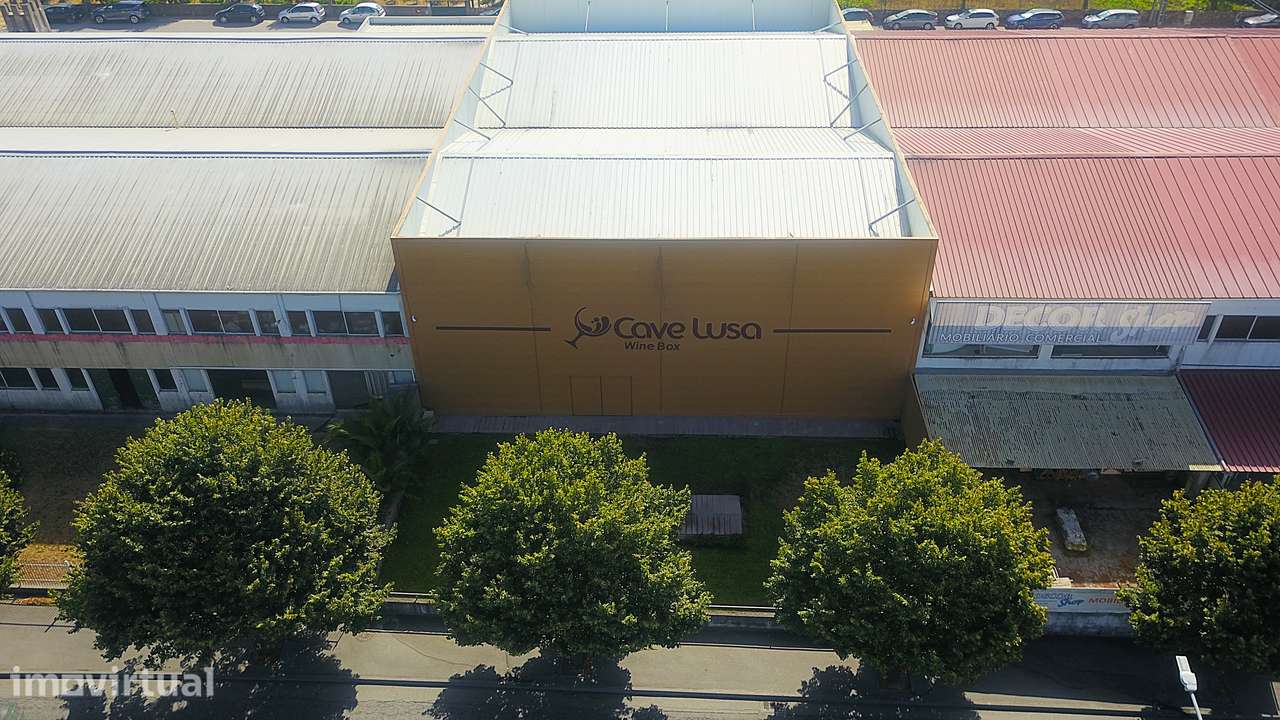 Armazém com 1.300 m² de área total junto ao Palácio do Gelo - Grande imagem: 2/7