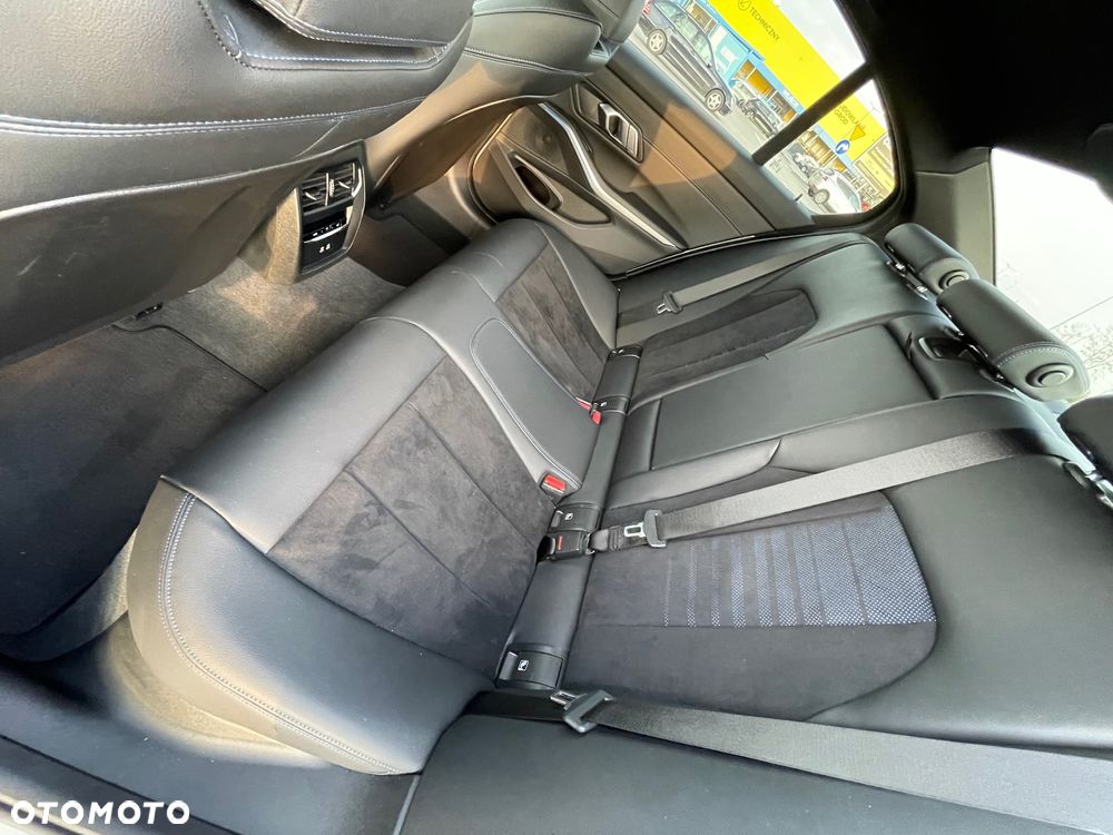 BMW Seria 3 318i M Sport - 24