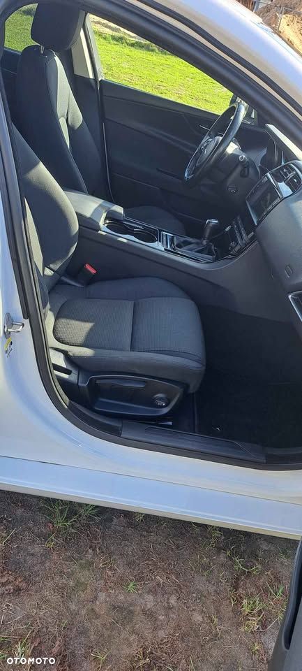 Jaguar XE - 8