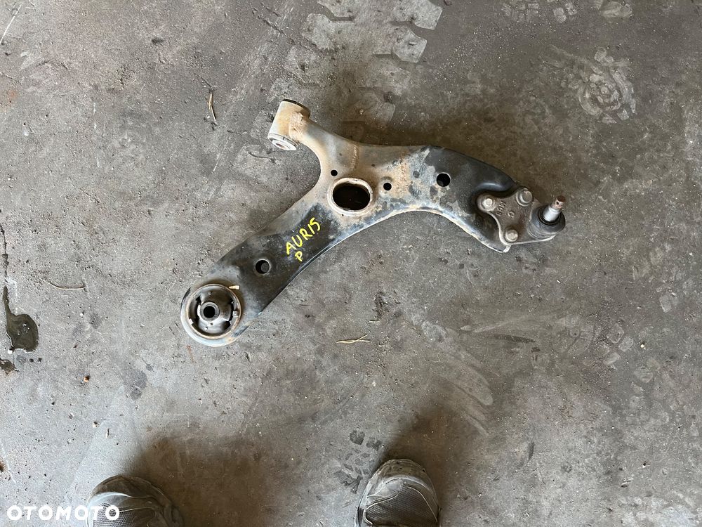 Wahacz prawy Toyota Auris II - 1