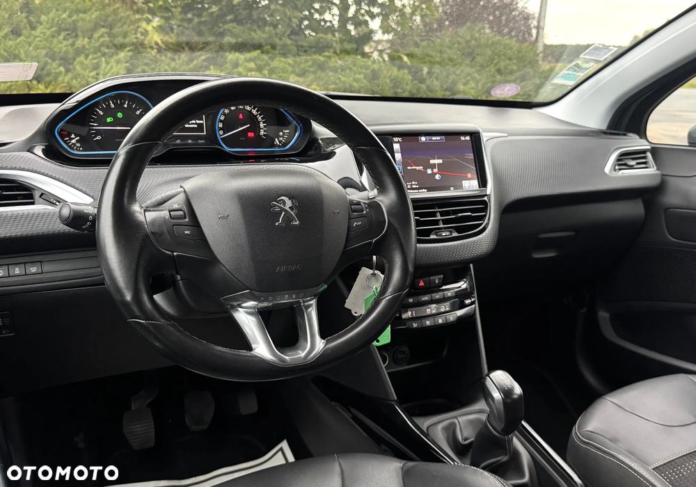 Peugeot 2008 1.2 Pure Tech GPF Allure S&S - 17