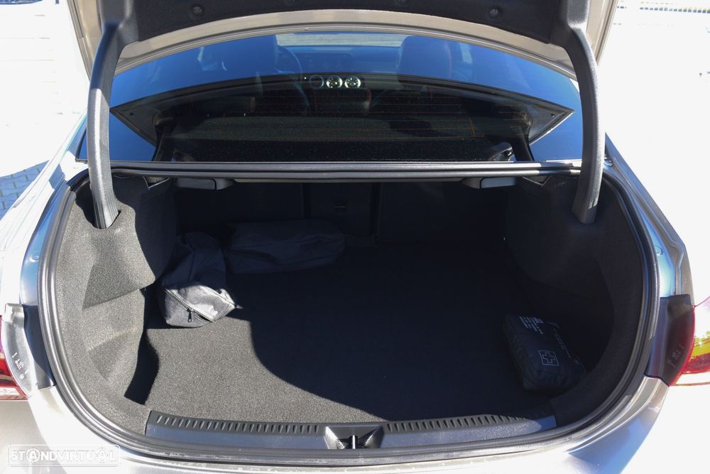 Mercedes-Benz A 250 Limousine e AMG Line - 33