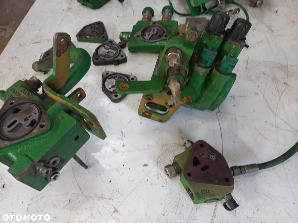 Rozdzielacze Hydrauliczne JOHN DEERE ,sekcja rozdzielacza,wolny spływ,silnik elektryczny AL161388,AL171959H,8507B, SILNICZEK KROKOWY,ZAWÓR HAMULCOWY,AL171118.RE239127,AL117097, AL209249,wiązka elektryczna,przewody hydrauliczne 6820 gniazda - 4
