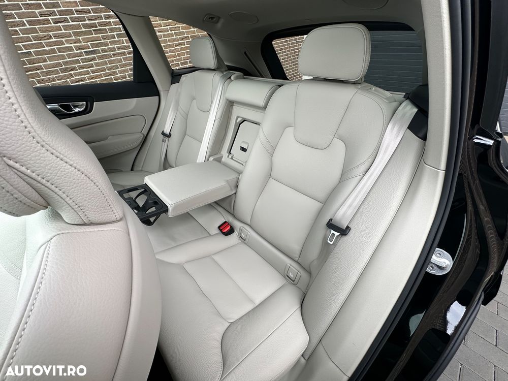 Volvo XC 60 B4 MHEV AT AWD Ultimate Dark - 10