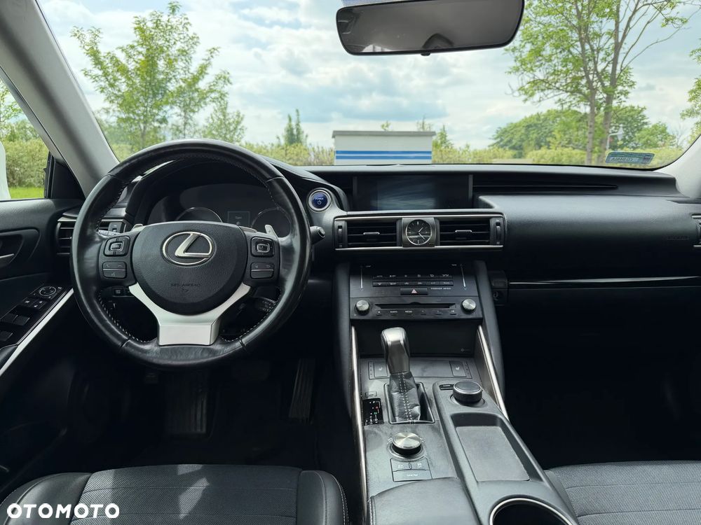 Lexus IS 300h Business Edition - 12