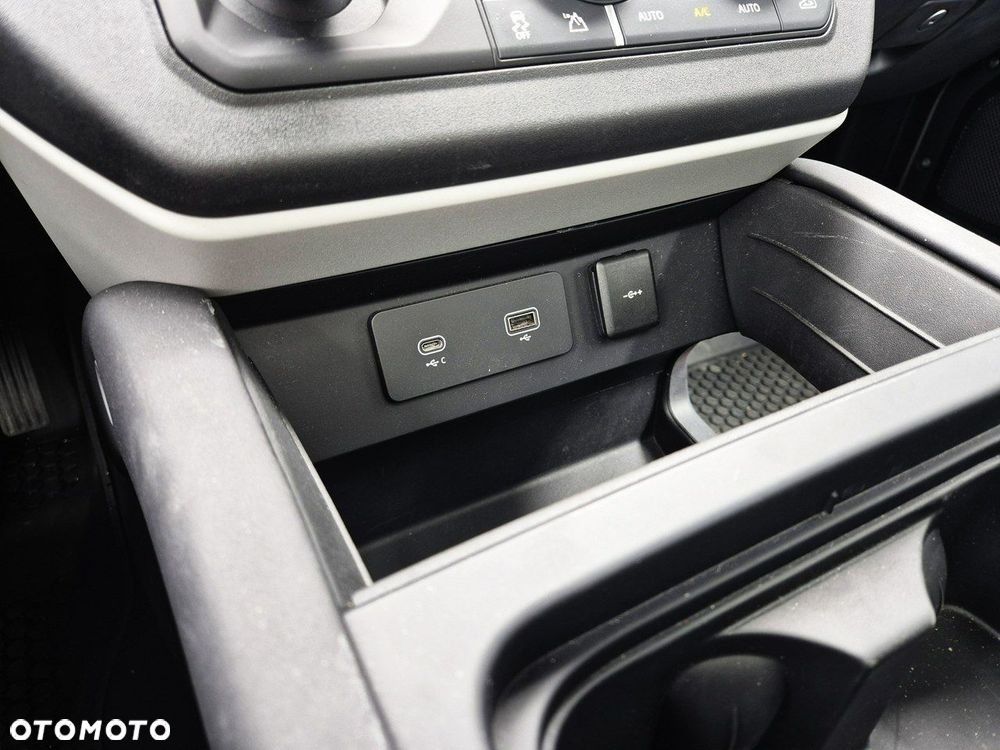 Land Rover Defender - 33