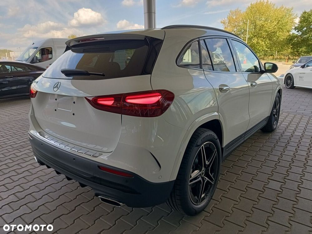 Mercedes-Benz GLA - 11