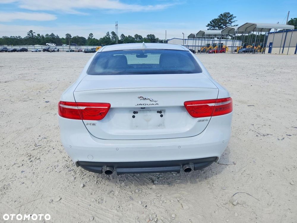 Jaguar XE - 5