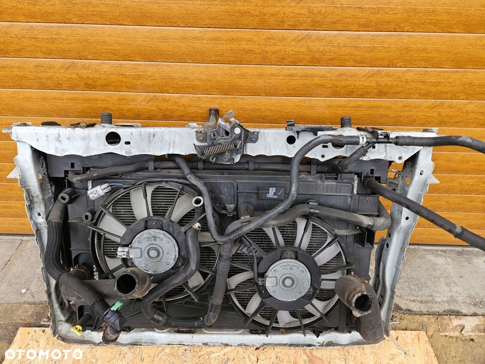 Toyota PRIUS PLUS pas przedni chłodnice komplet 040 - 10