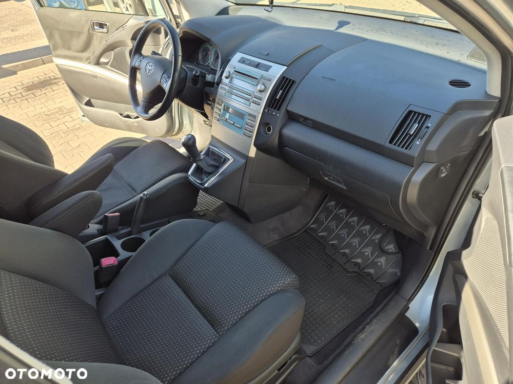 Toyota Corolla Verso 2.2 D-4D - 7