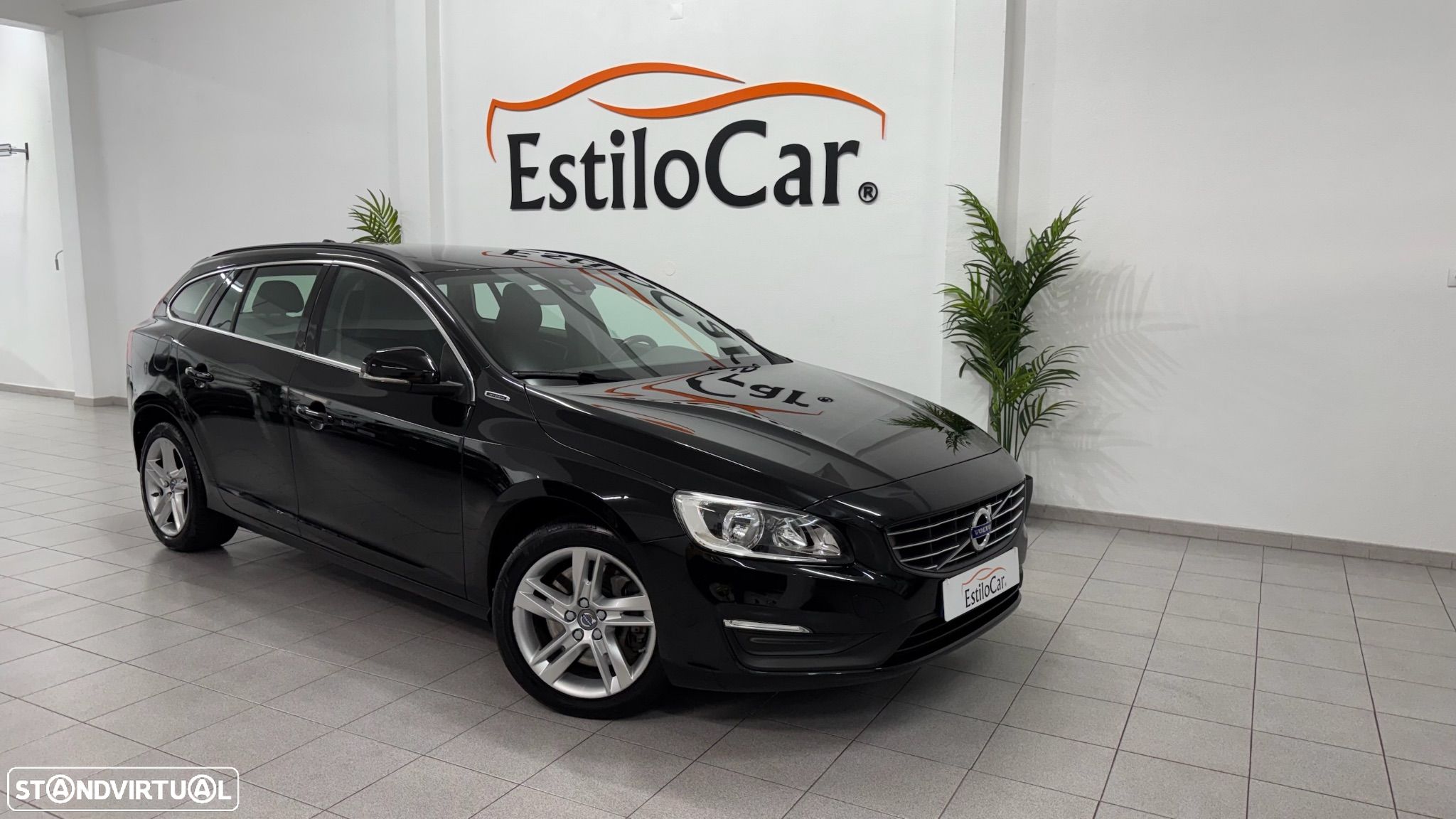 Volvo V60 2.4 D6 R-Design AWD Phev - 1