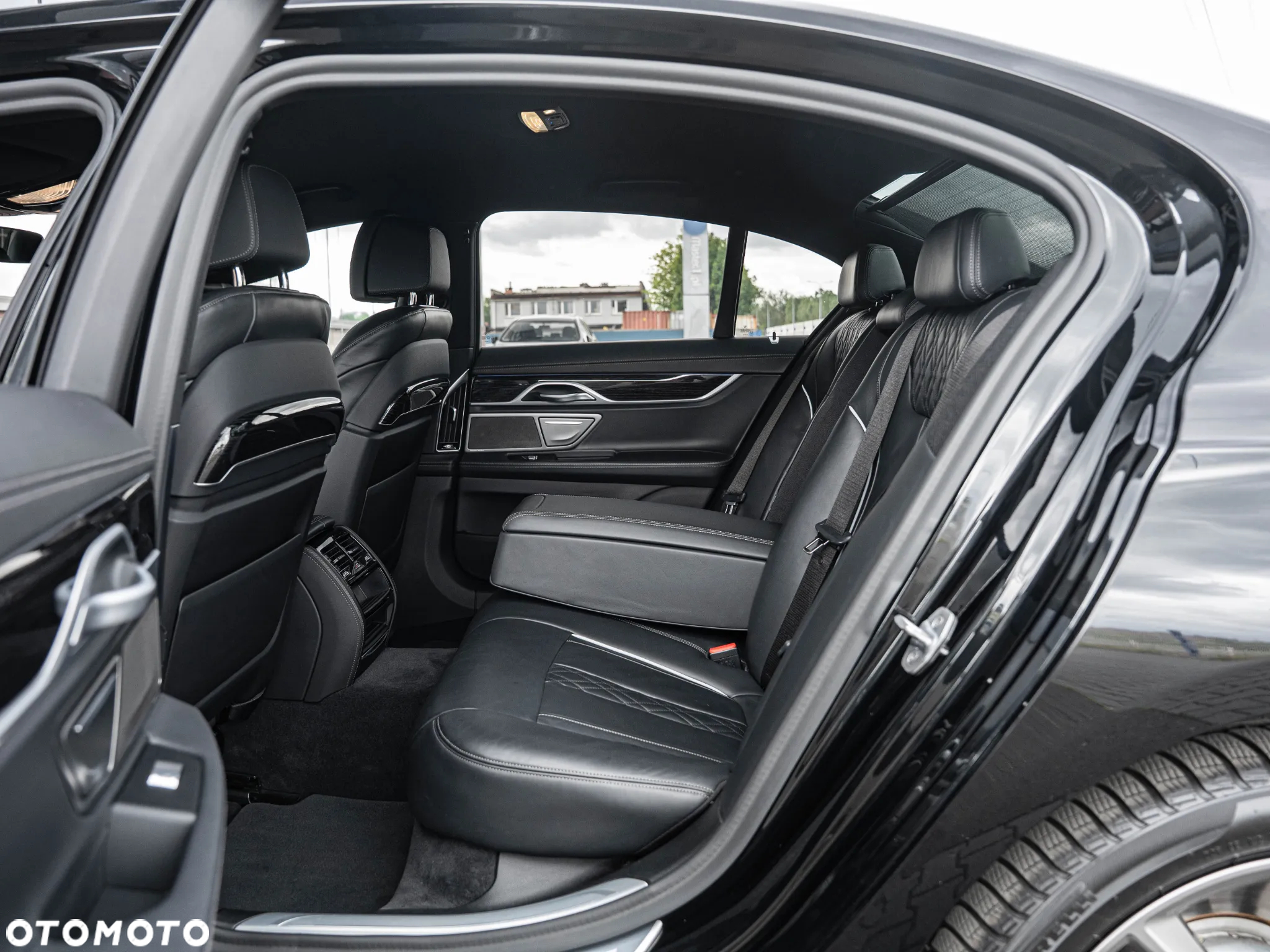 BMW Seria 7 750i xDrive - 29