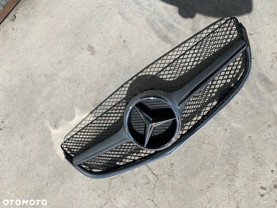 Mercedes E 207 lift  atrapa grill AMG - 2