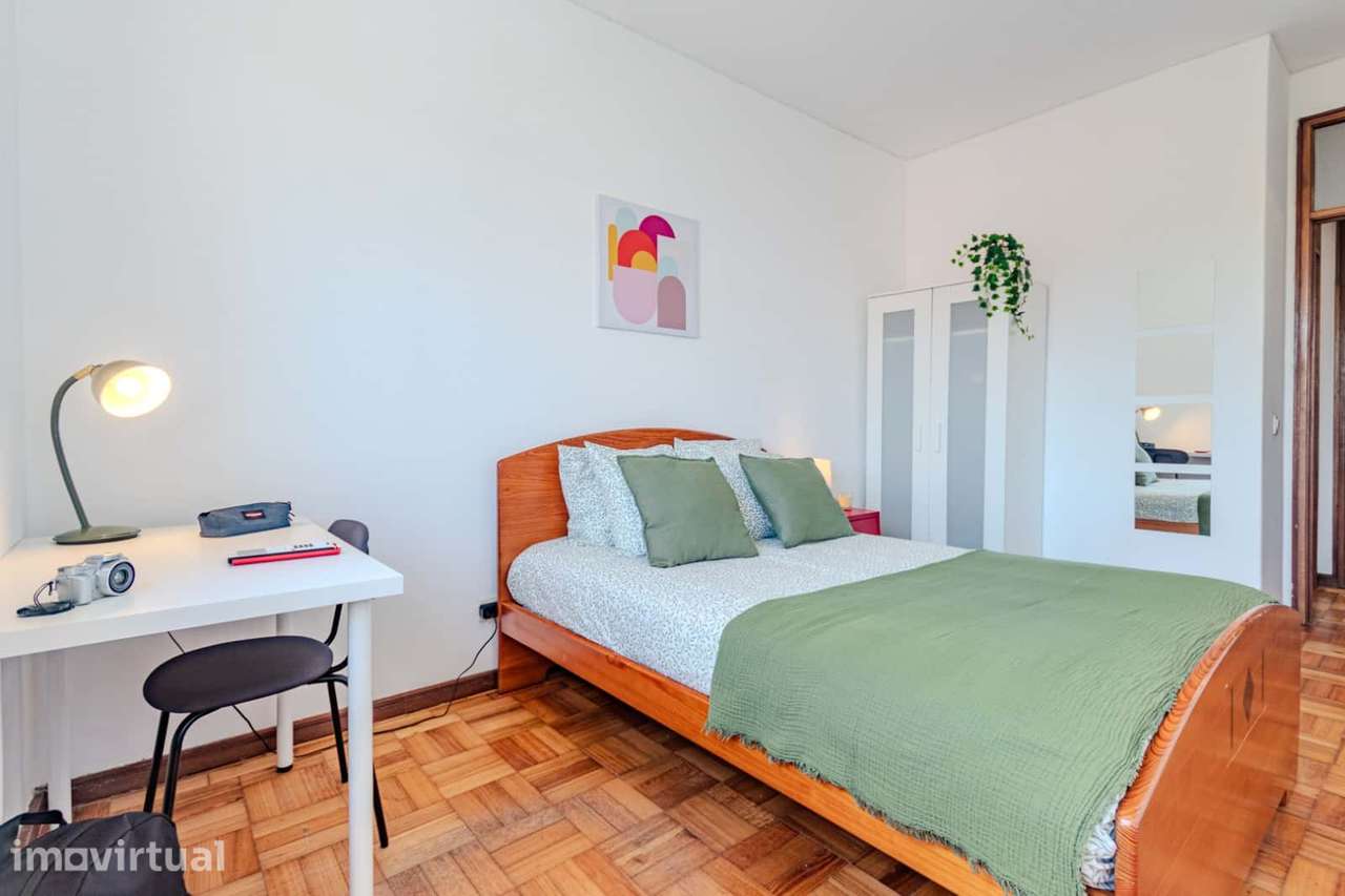 Room in a 7-bedroom apartment in Rua 5 de Outubro, Porto - Room 4 - Grande imagem: 2/27