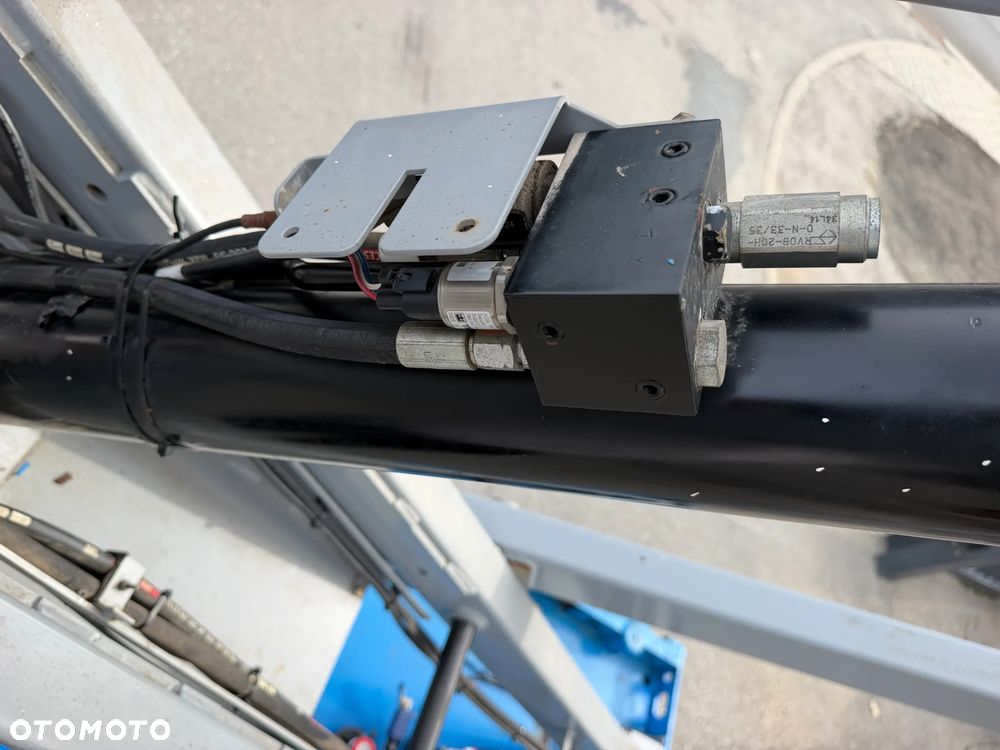 Genie GS-4047. Zwyżka Platforma Nożycowa 14 metrów wysokość robocza. Podnośnik przywieziony z Norwegii praktycznie zerowe zużycie. Pracował w urzędzie komunalnym 1 raz w roku okres świąteczny! Udzwig 380 kg. Rozsuwany Balkon. Sterowanie góra dół. Akumlatory w świetnej kondycji z 2024 roku. Wielka Okazja! - 9