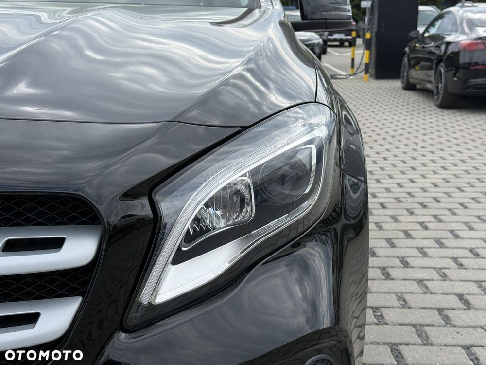 Mercedes-Benz GLA 180 7G-DCT - 10