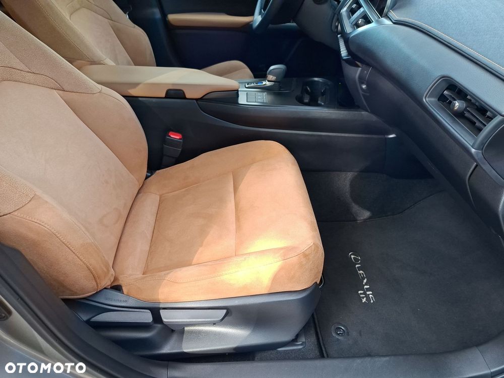 Lexus UX 300h Business - 19