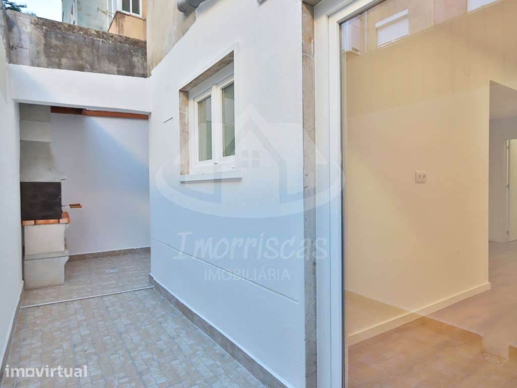 T2 remodelado no centro da Amadora, com terraço e churrasqueira. - Grande imagem: 3/17