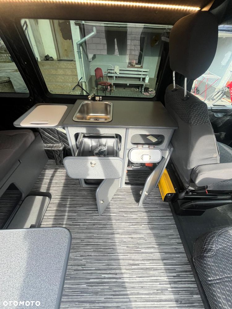 Volkswagen Caravelle - 8