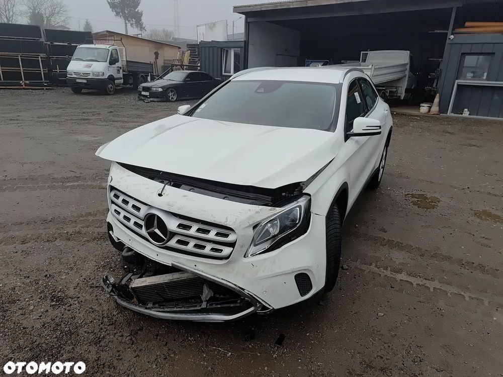 Mercedes-Benz GLA - 2