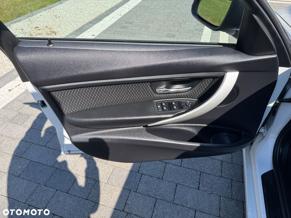 BMW Seria 3 318d DPF - 19