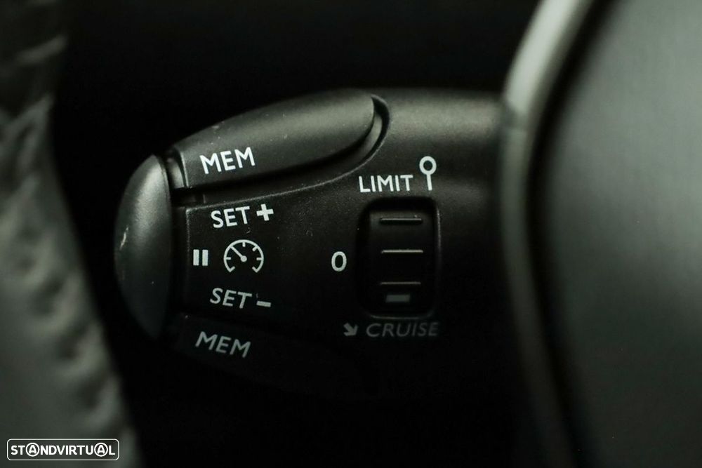 Peugeot 2008 1.2 PureTech Allure - 17