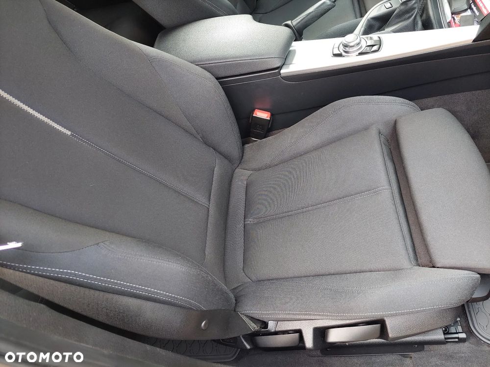 BMW Seria 3 318d DPF Touring Edition Sport - 27