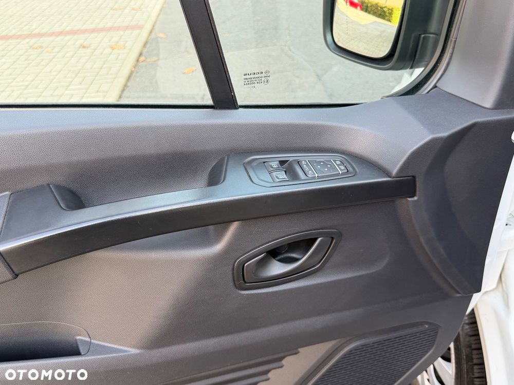 Nissan NV300 - 24