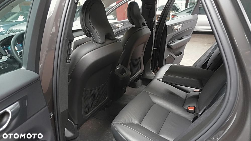 Volvo XC 60 B4 B Plus Dark - 16