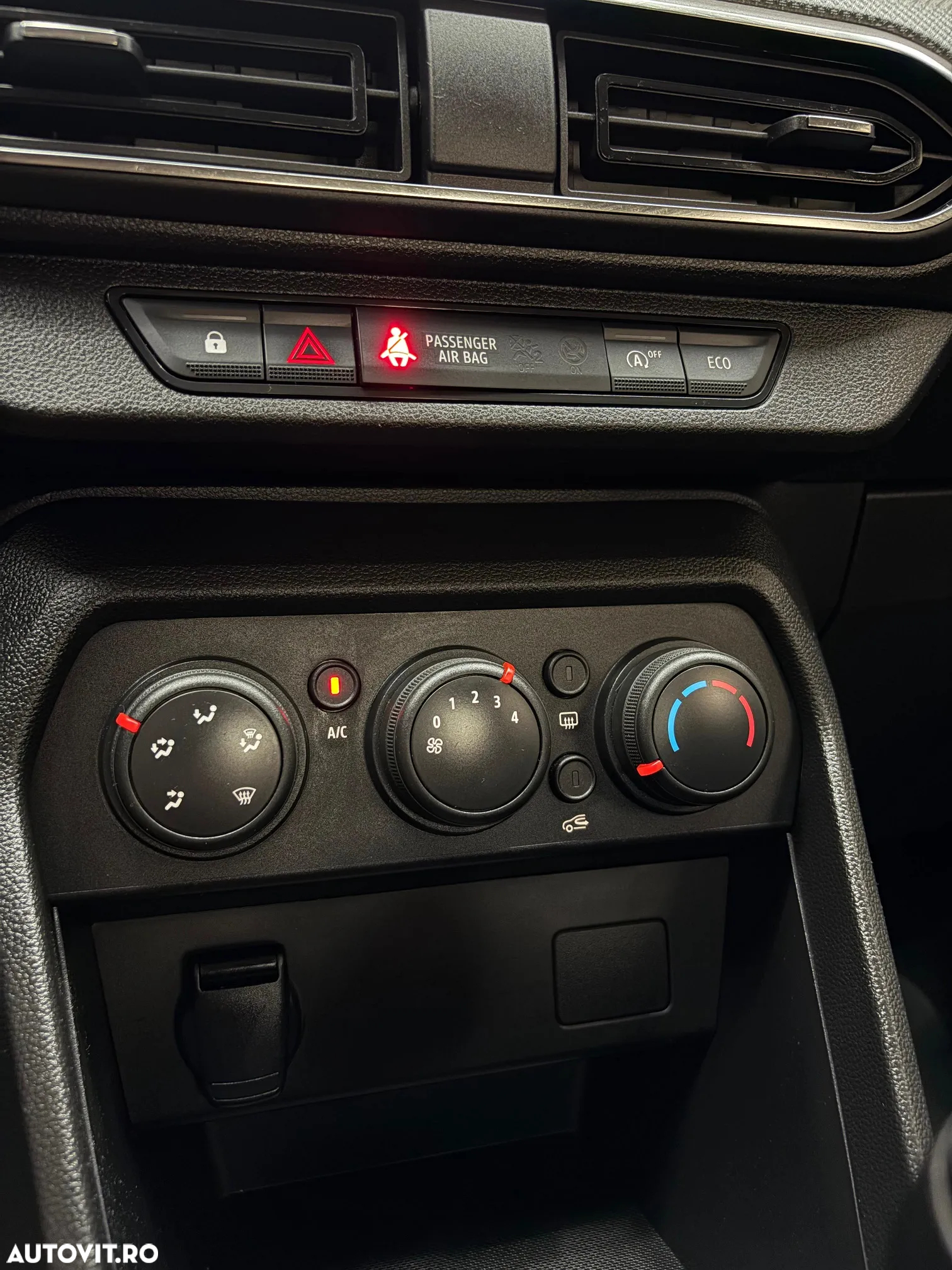 Dacia Logan TCe 90 Essential - 33