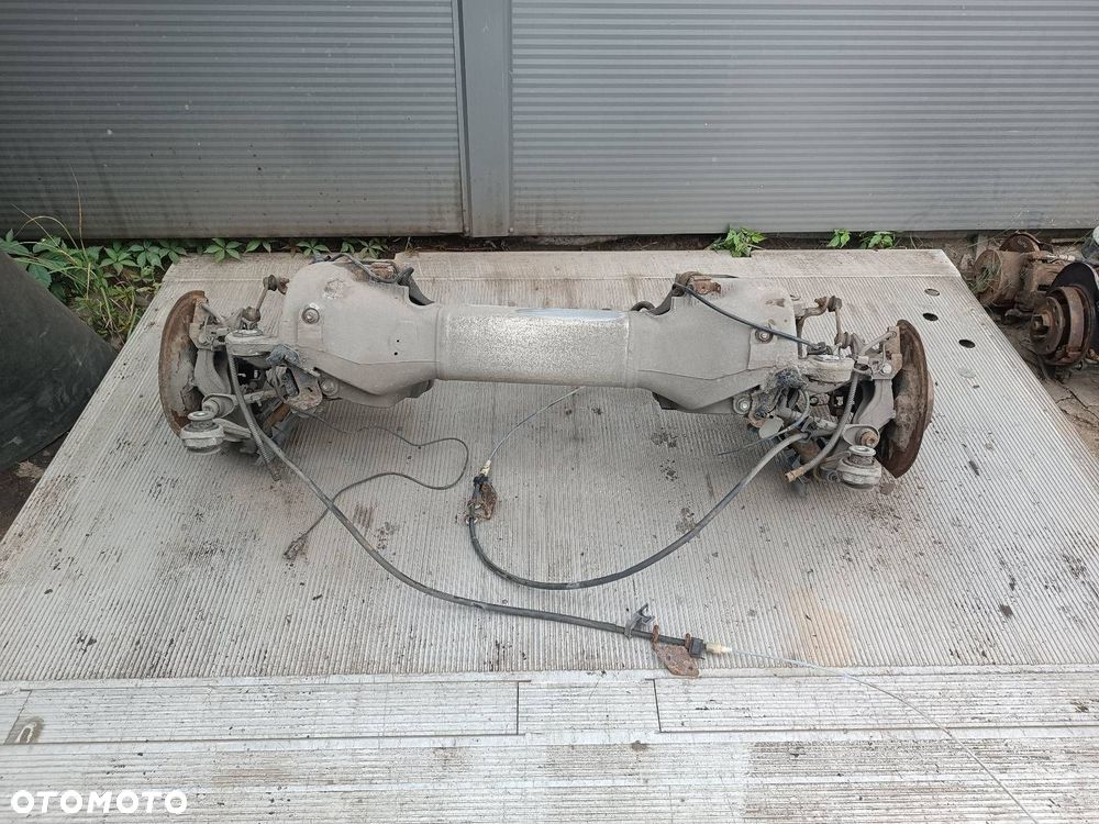 KOMPLETNE ZAWIESZENIE BELKA SANKI TYŁ WAHACZE HAMULCE PEUGEOT 407 I COUPE - 2