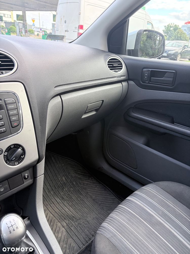 Ford Focus 1.6 Ambiente - 11