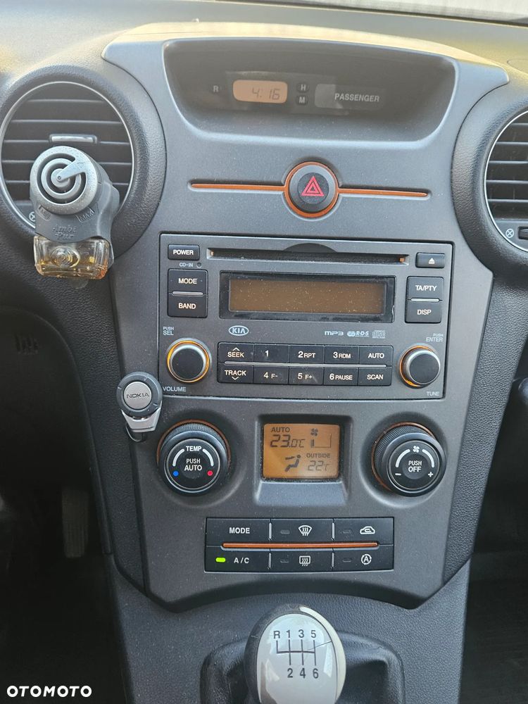 Kia Carens - 8