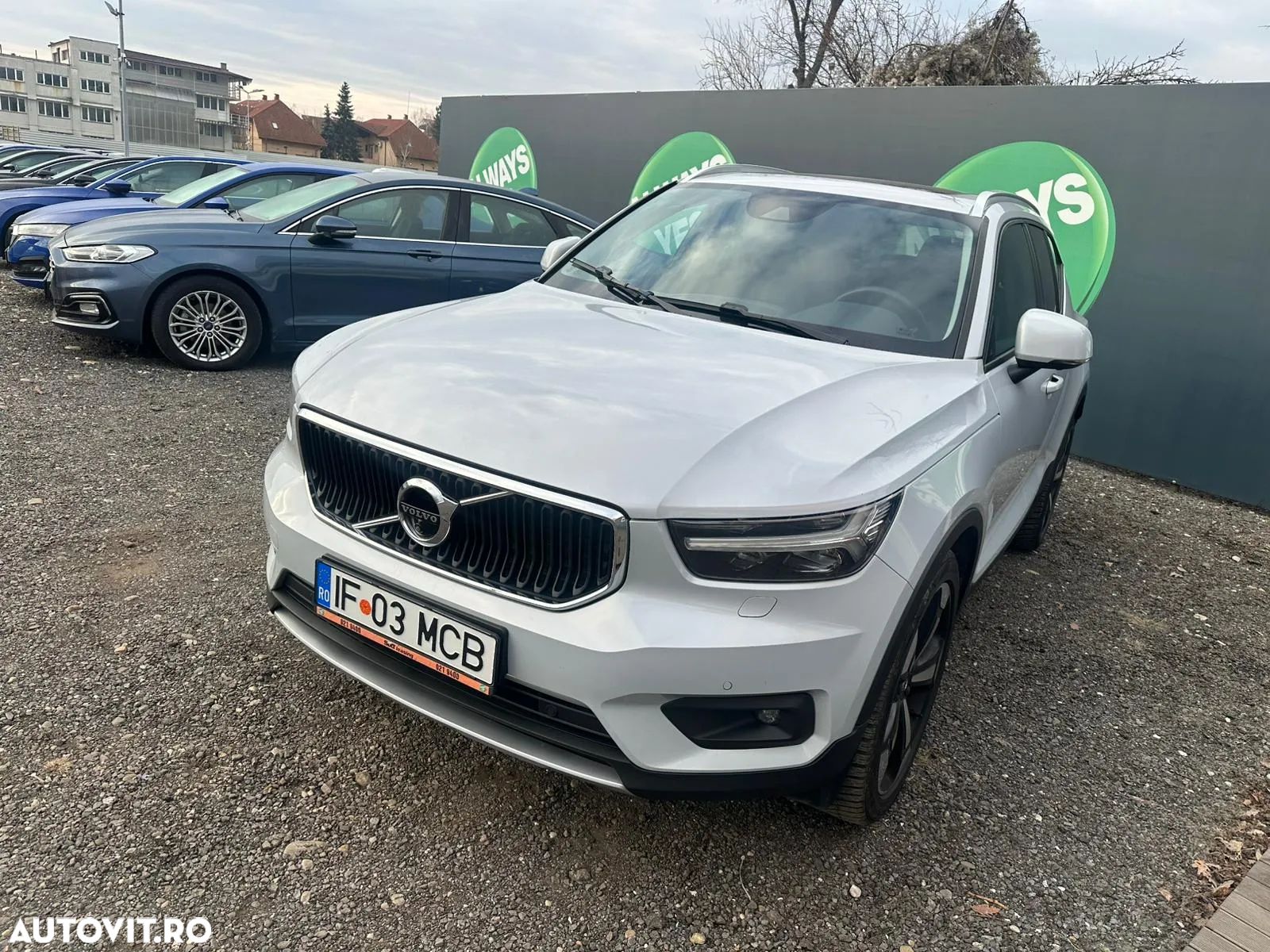 Volvo XC 40 B4 AT8 Mild Hybrid Momentum Pro - 1