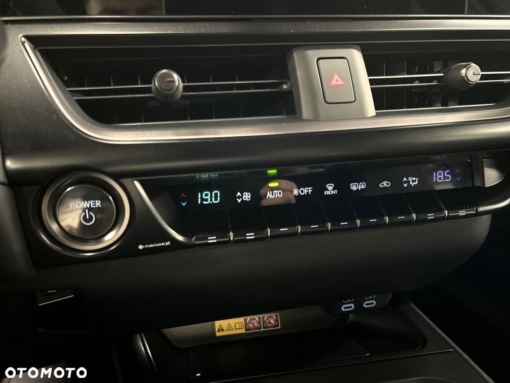Lexus UX 300h Business - 18
