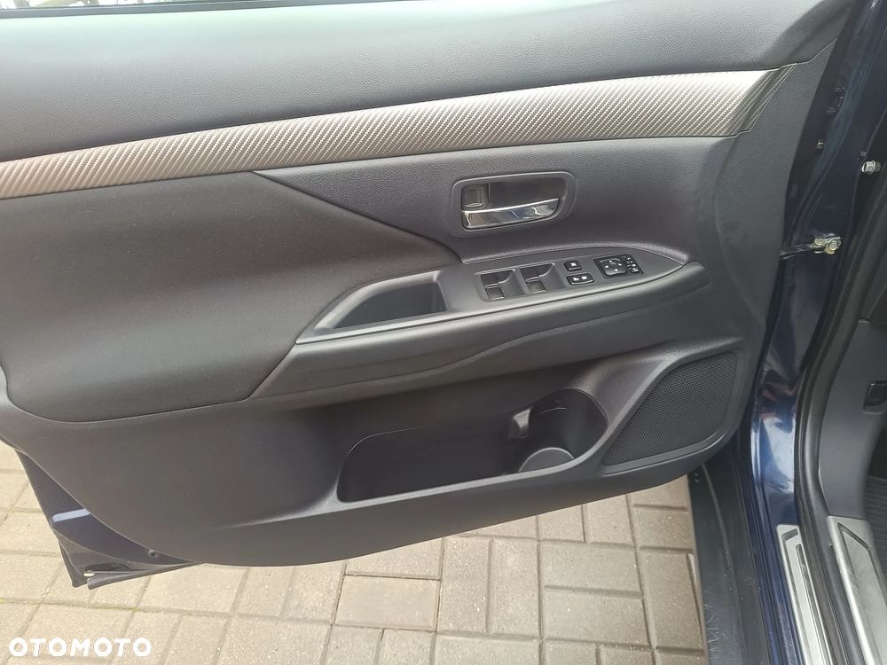 Mitsubishi Outlander 2.0 Invite + 2WD - 30