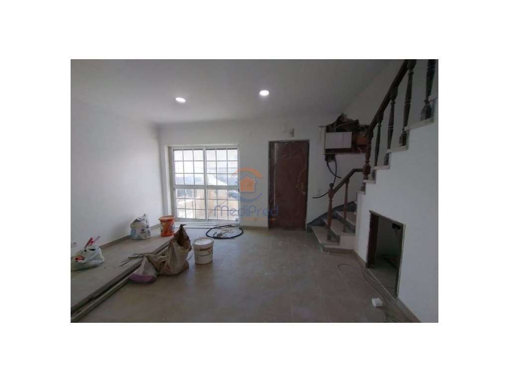 Moradia T3+3 remodelada em Madorna - Grande imagem: 3/23