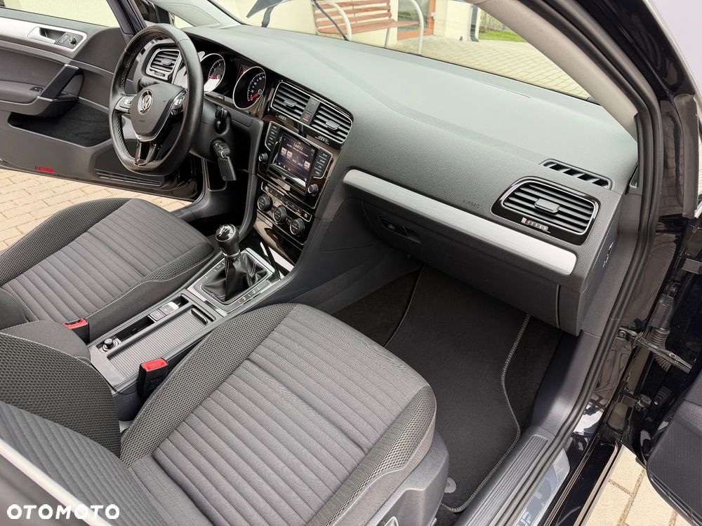 Volkswagen Golf - 33