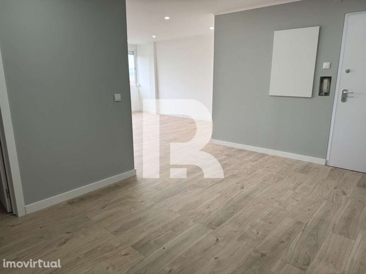 Apartamento T4 remodelado a estrear na Damaia - Grande imagem: 2/19