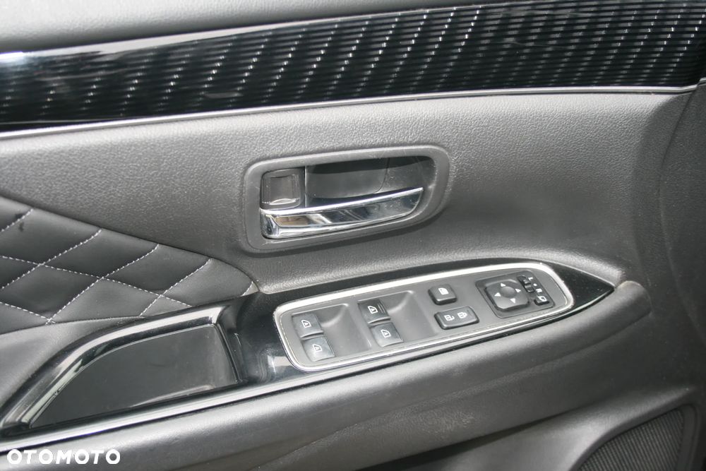 Mitsubishi Outlander - 12