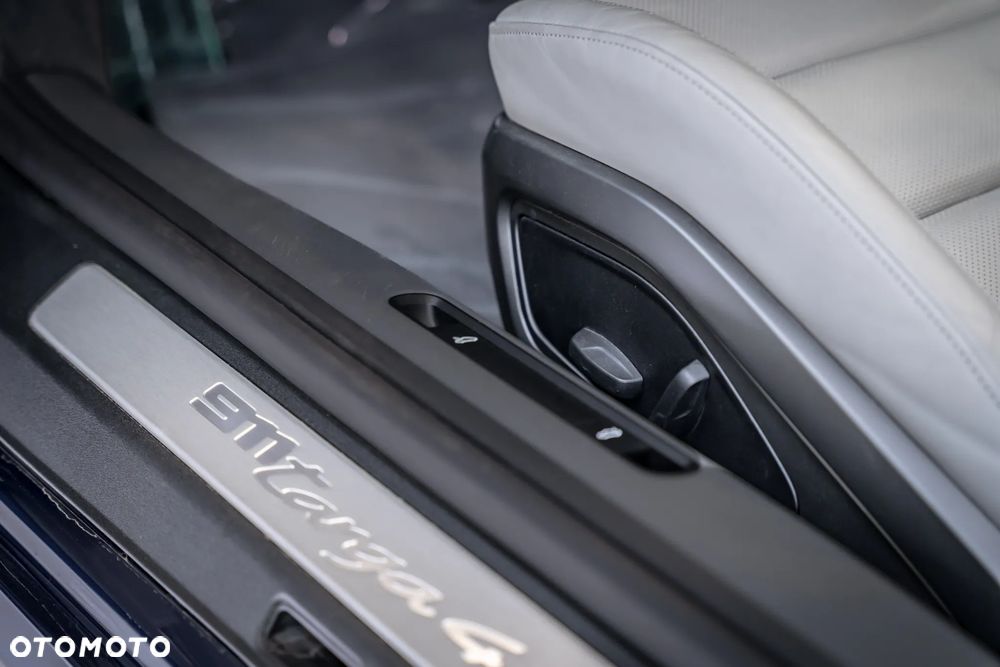 Porsche 911 Targa 4 - 25