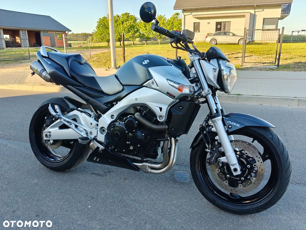 Suzuki GSR - 2