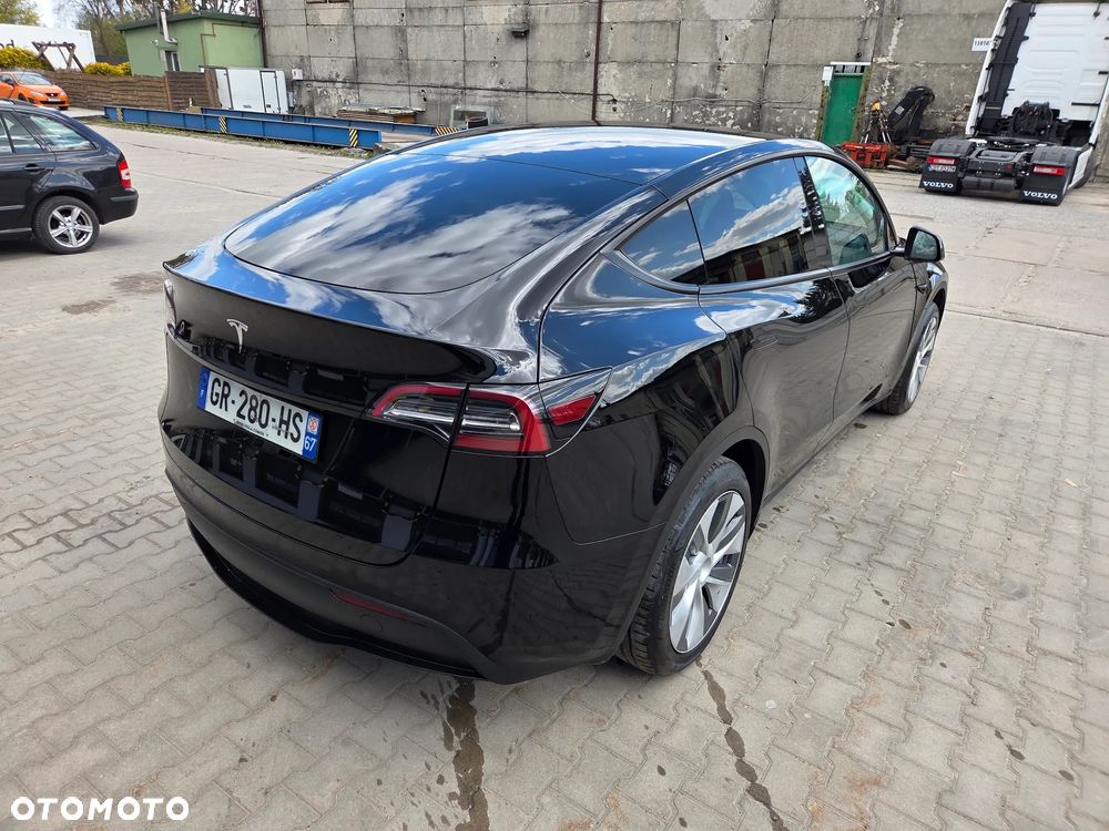 Tesla Model Y - 10